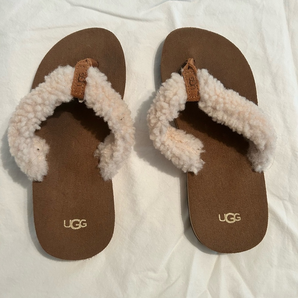 UGG Kids size 2 Ugg flip flop slippers. New purchased wrong size.